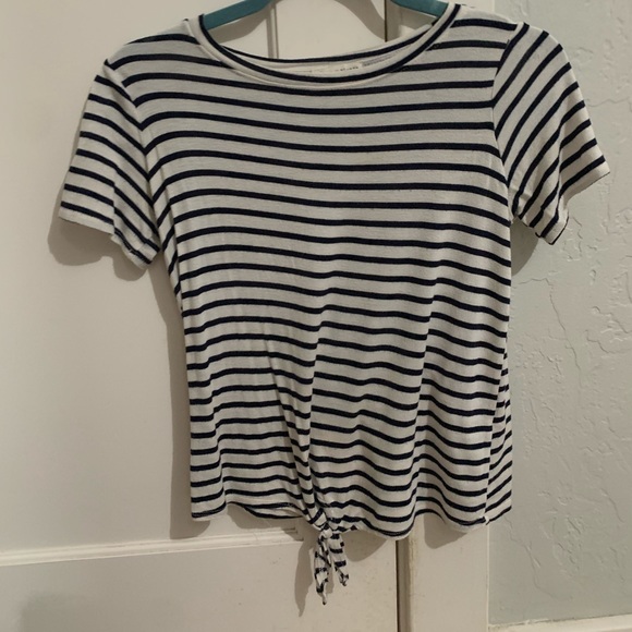 Striped shirt with tie knot at the bottom - Picture 2 of 2